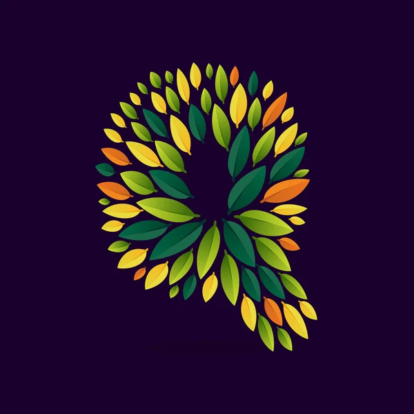 Q Buchstabe Logo durch grüne und Herbstblätter gebildet. — Stockvektor