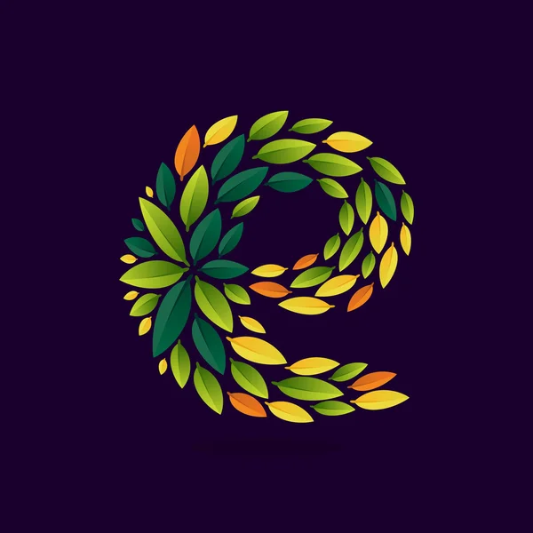 緑や紅葉の名所によって形成された E 文字ロゴ. — ストックベクタ