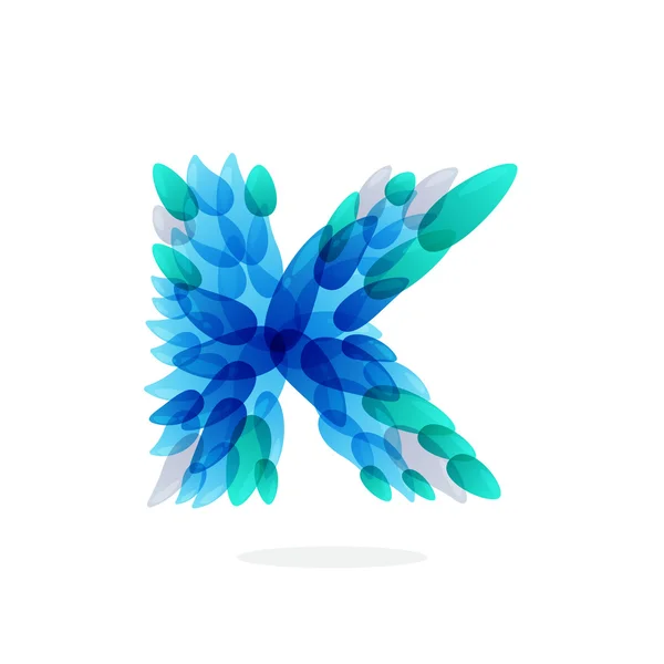 K letra logo formado por salpicaduras de agua azul . — Vector de stock