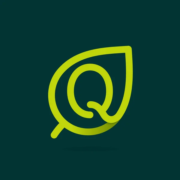 Q lettera logo in foglia verde . — Vettoriale Stock