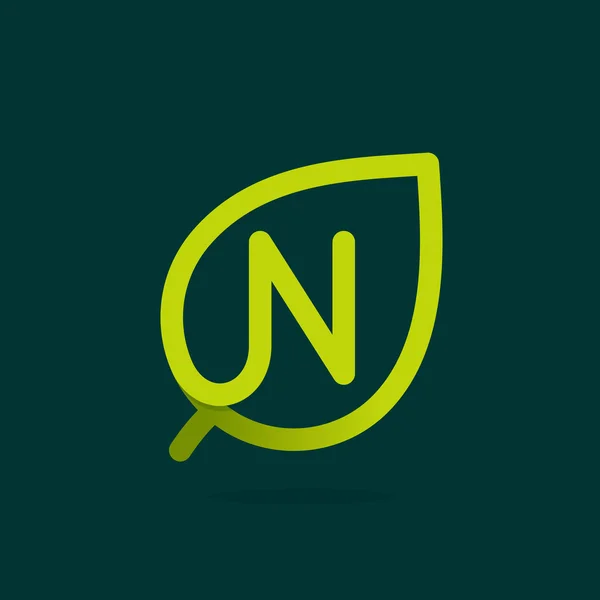 Logo literę N w zielony liść. — Wektor stockowy