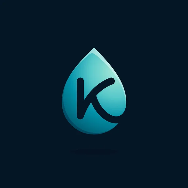 K harfi logo mavi su damlası. — Stok Vektör