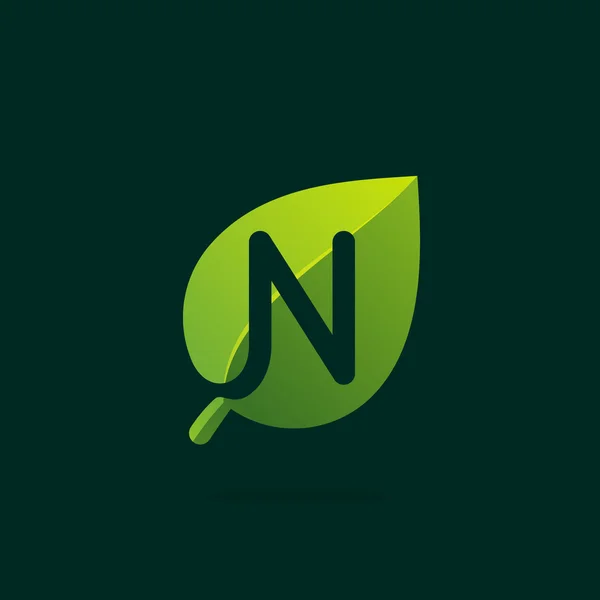 Logotipo da letra N na folha verde . — Vetor de Stock