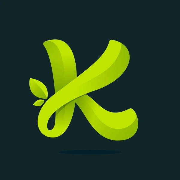 K brev logotyp med gröna blad. — Stock vektor