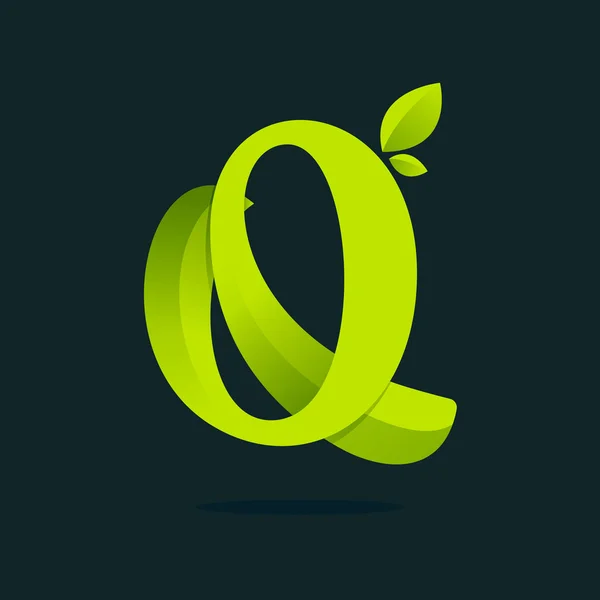 Q γράμμα λογότυπο με πράσινα φύλλα. — Διανυσματικό Αρχείο