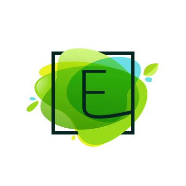E mektup logo yeşil suluboya sıçrama backgro, kare çerçeve