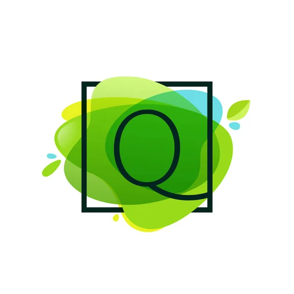 Логотип буквы Q в квадратной рамке на зеленой акварели всплеск backgro — стоковый вектор