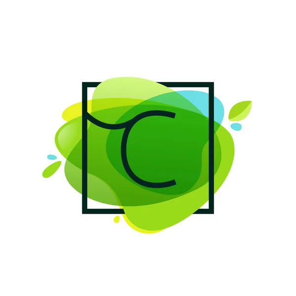 C brev logotyp i fyrkantig ram på gröna akvarell splash backgro — Stock vektor