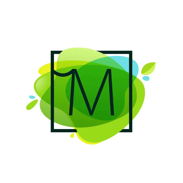 M 문자 로고에 녹색 수채화 스플래시 backgro 사각형 프레임에 — 스톡 벡터