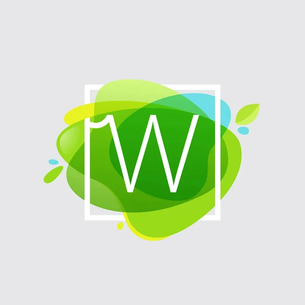 W brev logotyp i fyrkantig ram på gröna akvarell splash backgro — Stock vektor