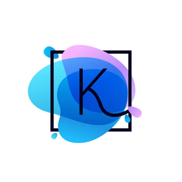 Logo lettre K dans un cadre carré à éclaboussure aquarelle bleue — Image vectorielle