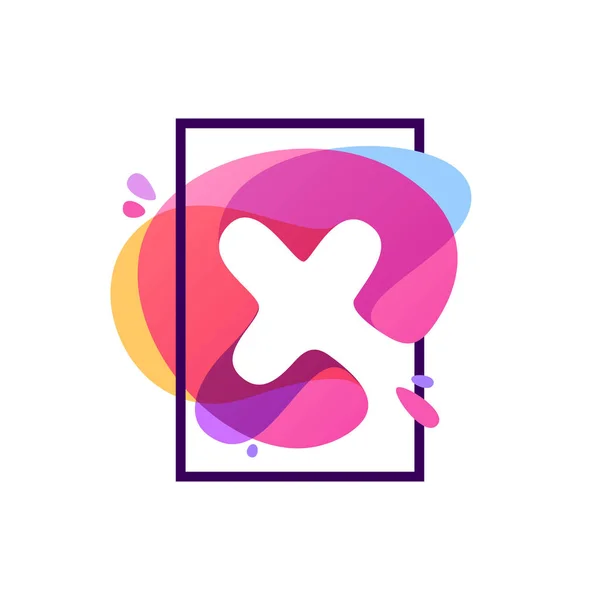 X dopis logo ve čtvercovém rámci v akvarelu splash pozadí. — Stockový vektor