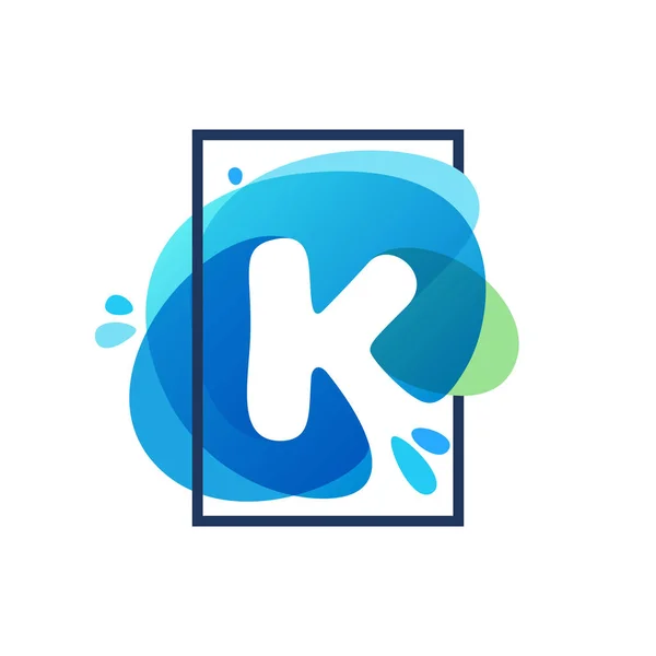 K harfi logo, mavi suluboya sıçrama backgrou kare çerçeve — Stok Vektör