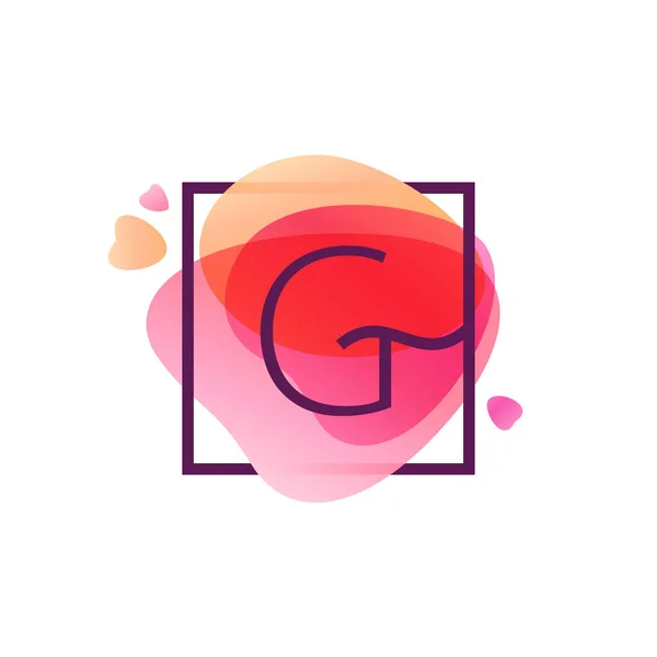 G brev logotyp i fyrkantig ram på rosa akvarell bakgrunden. — Stock vektor