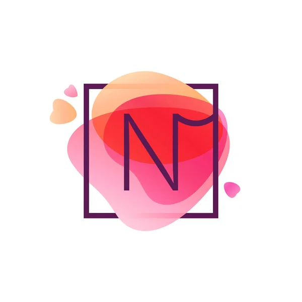 N letter logo in square frame at pink watercolor background. — Stock Vector