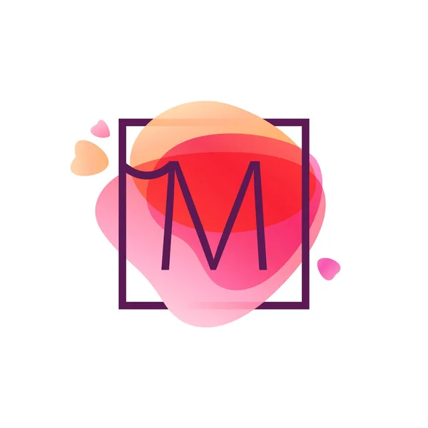 M-brev logotypen i fyrkantig ram på rosa akvarell bakgrunden. — Stock vektor