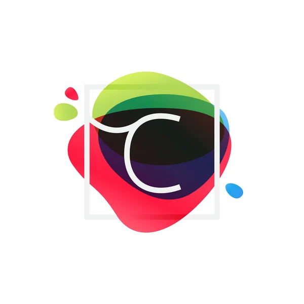 Logo lettre C dans un cadre carré à fond éclaboussé multicolore . — Image vectorielle