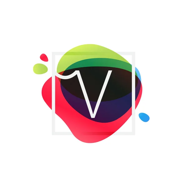 V brev logotyp i fyrkantig ram på multicolor splash bakgrund. — Stock vektor