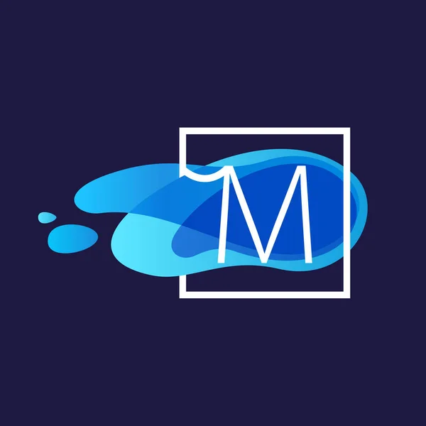 Logotipo da letra M no quadro quadrado no fundo de fluxo azul aquarela —  Vetores de Stock
