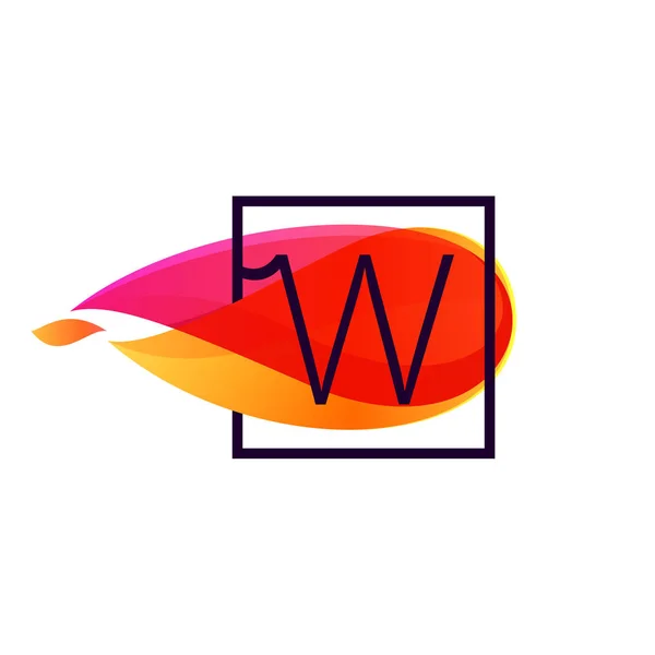 W betű logó tűz láng háttérben négyzet alakú keretben. — Stock Vector