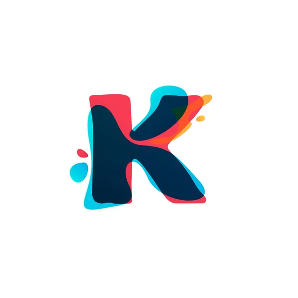 K logo letra con salpicaduras de acuarela de colores . — Archivo Imágenes Vectoriales