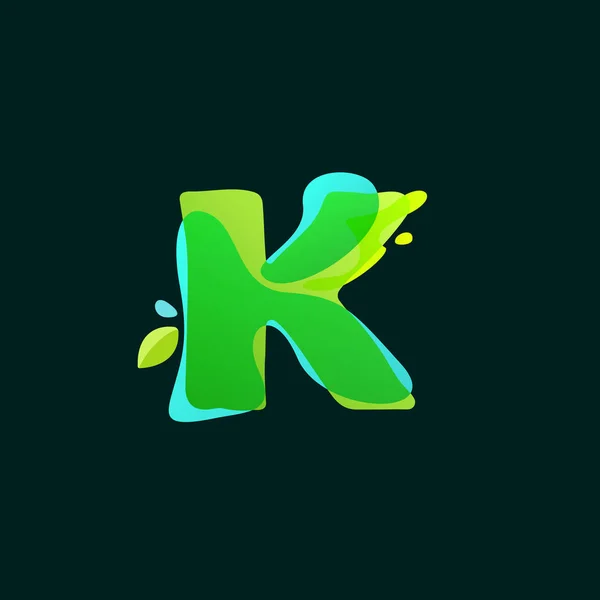 K lettera logo con spruzzi di acquerello verde . — Vettoriale Stock