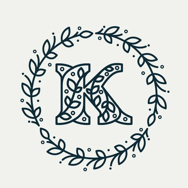Logotipo de letra K que consiste en un patrón floral en una corona de laurel círculo . — Archivo Imágenes Vectoriales