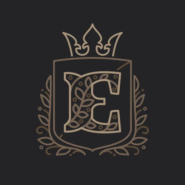 E Buchstabe Logo bestehend aus floralen Mustern Buchstaben in einem heraldischen — Stockvektor