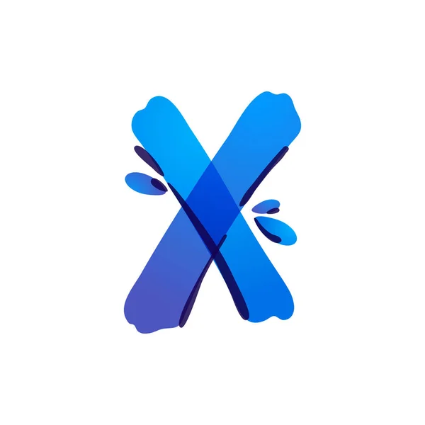 X písmeno eco logo s modrými kapkami vody ručně psané plstěným hrotem perem. — Stockový vektor