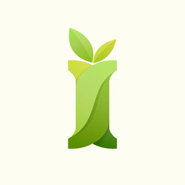 Vířící písmeno I logo se zelenými listy. — Stockový vektor