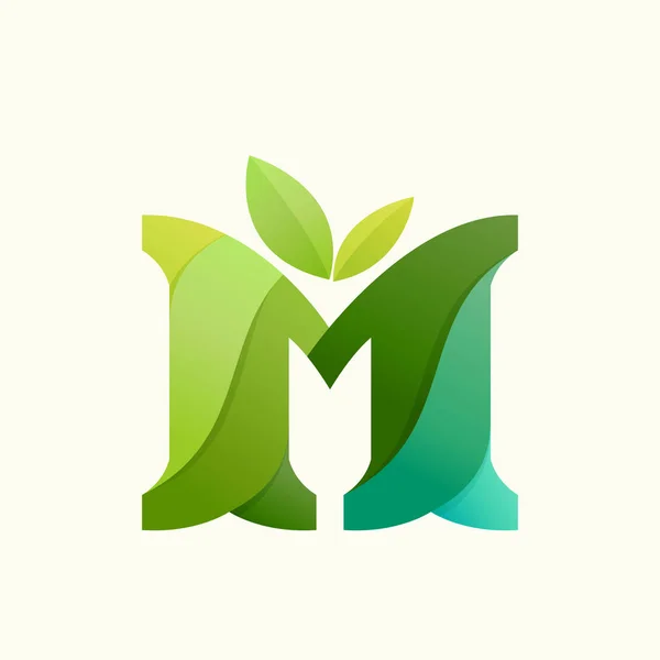 Lettre tourbillonnante M logo avec feuilles vertes . — Image vectorielle