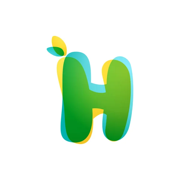 H písmeno eco logo. Překrývající se písmo přechodu se zelenými listy. — Stockový vektor