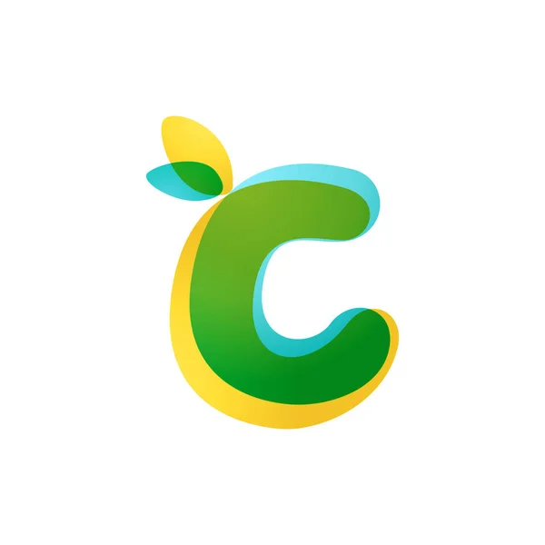C bokstäver eko logotyp. Överlappande lutning med gröna blad. — Stock vektor