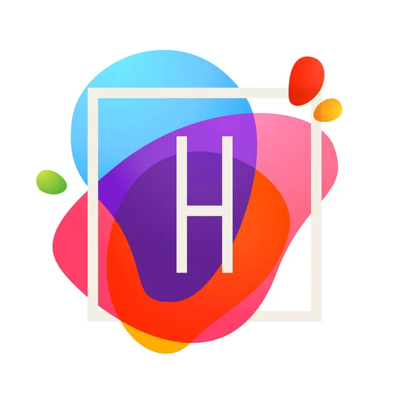 H letter logo in square frame at watercolor splash background. — Stock Vector