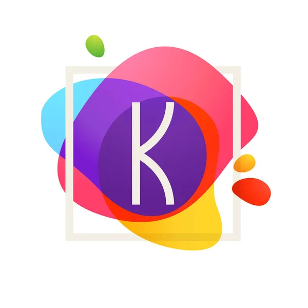 Logotipo de letra K en marco cuadrado en fondo de salpicadura de acuarela . — Archivo Imágenes Vectoriales