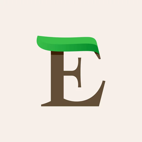 Ekologi E serif bokstav logotyp med gröna blad. — Stock vektor