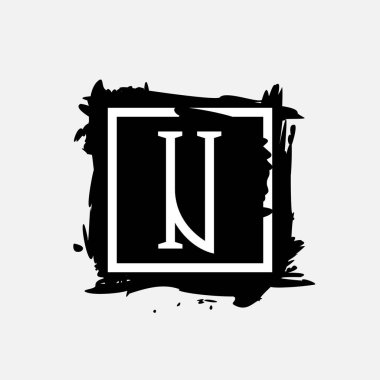 N harfi logosu kare çerçevede, mürekkep kuru fırça darbeleriyle pürüzlü kenarlar. Premium etiketler, vintage posterler ve modern kimlik için mükemmel vektör serif yazı tipi, vs..