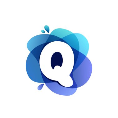 Q harfi saf su logosu. Sıçrayan damlalarla kıvrılan bir şekil. Çevre kimliği, deniz posterleri ve temizlik etiketleri için mükemmel bir vektör simgesi.