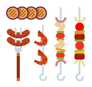 Patlıcan parçaları. Düz bir şişte et, ızgara sosis, karides ve sebze parçaları.