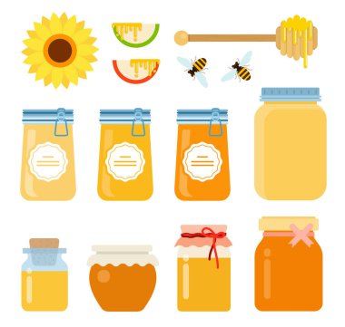 Cam kaplar, arılar, bal damlalı ahşap kaşık, ayçiçeği ve ballı dilimler.
