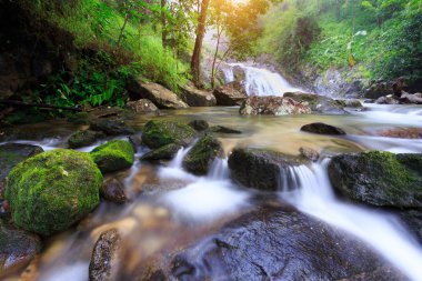 yağışlı sezon sırasında harika şelale