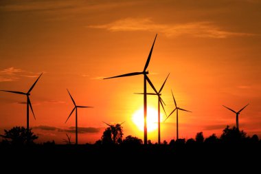 Gün batımında rüzgar türbinleri silueti