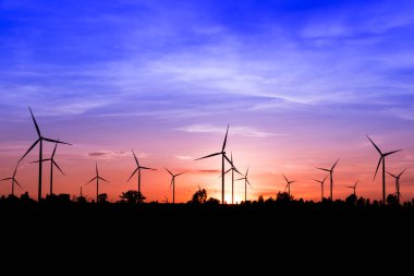 Gün batımında rüzgar türbinleri silueti