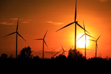 Gün batımında rüzgar türbinleri silueti