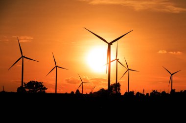 Gün batımında rüzgar türbinleri silueti