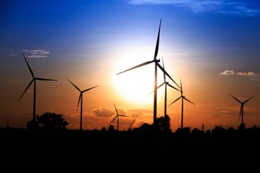 Gün batımında rüzgar türbinleri silueti