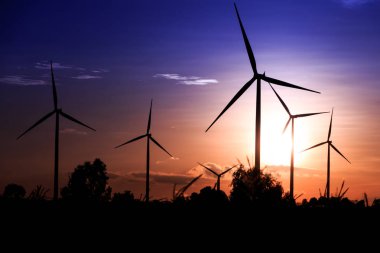 Gün batımında rüzgar türbinleri silueti