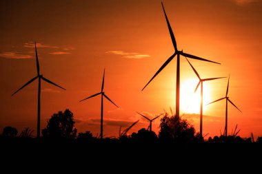 Gün batımında rüzgar türbinleri silueti