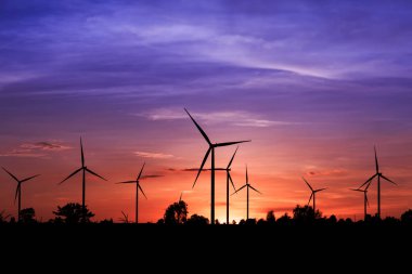 Gün batımında rüzgar türbinleri silueti