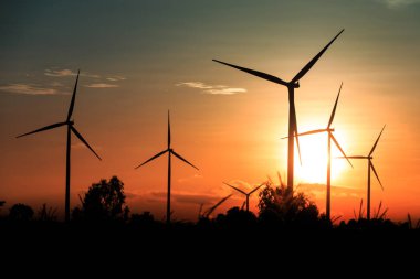 Gün batımında rüzgar türbinleri silueti